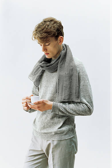 ニット2万7000円、トラウザーズ3万1320円、スカーフ3万5640円(すべてマーガレット・ハウエル)