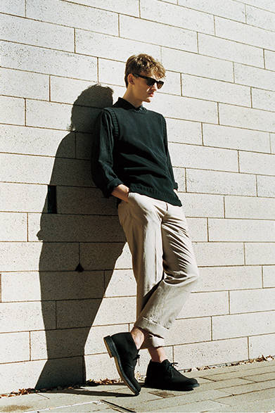 ベスト4万1040円、シャツ3万1320円、トラウザーズ3万240円、サングラス7万3440円（店舗限定）、シューズ8万5320円（すべてマーガレット・ハウエル）