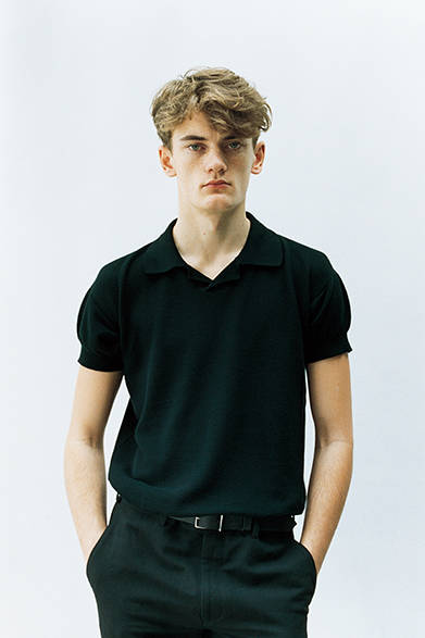 ポロシャツ3万5640円、トラウザーズ4万2120円、ベルト3万7800円（すべてマーガレット・ハウエル）