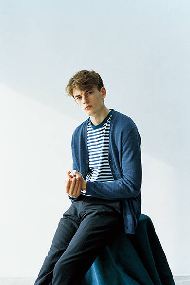 カーディガン2万7000円、Tシャツ1万7280円 、トラウザーズ3万1320円 (すべてマーガレット・ハウエル)