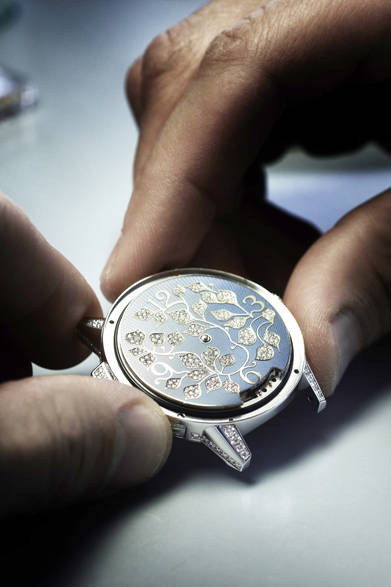 ケース｜18KWG<br />直径｜39mm<br />厚さ｜8.68mm<br />ムーブメント｜自動巻き、Cal.942<br />パワーリザーブ｜40時間<br />ストラップ｜アリゲーターストラップ<br />機能｜時、分、ミニッツリピーター<br />価格（税抜）｜2,850万円<br />発売予定｜8月