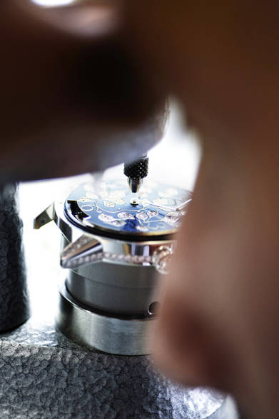 ケース｜18KWG<br />直径｜39mm<br />厚さ｜8.68mm<br />ムーブメント｜自動巻き、Cal.942<br />パワーリザーブ｜40時間<br />ストラップ｜アリゲーターストラップ<br />機能｜時、分、ミニッツリピーター<br />価格（税抜）｜2,850万円<br />発売予定｜8月