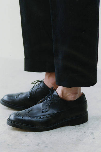 トラウザーズ4万2120円、シューズ8万9640円（すべてマーガレット・ハウエル）