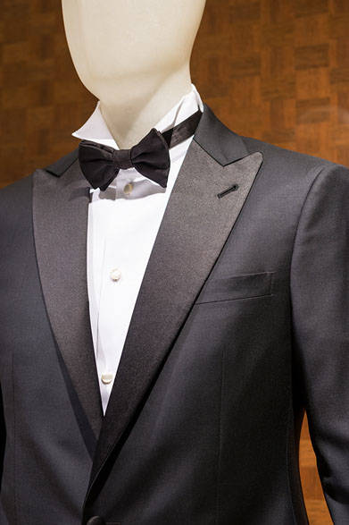 <strong>GIORGIO ARMANI｜ジョルジオ アルマーニ</strong><br><br>アルマーニファン待望のタキシードが “オンリー・エムアイ” で実現。正統派のタキシードでありながら、全体的にスリムでコンテンポラリーなデザインに注目。芯地を省いたことでとても軽い着心地で、フォーマルシャツだけでなく、ドレスダウンのスタイルにもマッチする。タキシード50万7600円  シャツ、パピヨン すべて参考商品