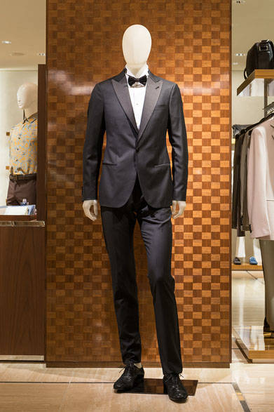 <strong>GIORGIO ARMANI｜ジョルジオ アルマーニ</strong><br><br />タキシード50万7600円  シャツ、パピヨン、シューズ すべて参考商品