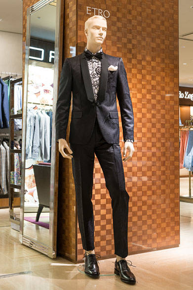 <strong>ETRO｜エトロ</strong><br><br />ジャケット24万8400円、シャツ5万7240円、パンツ8万9640円、ボウタイ2万7000円、ポケットチーフ1万7280円、シューズ14万400円
