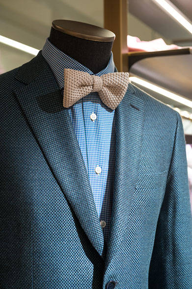 <strong>BRIONI｜ブリオーニ</strong><br><br>イメージは、夏のガーデンパーティ。鮮やかなグリーンのジャケットに、ニットのボウタイを合わせて、爽やかな季節感を満喫。ジャケットは凹凸感のある素材にシルクをブレンド。太陽の光を浴びることでより光沢を増す仕上げに。チェックオンチェックの着こなしには、人気のストレッチ素材のホワイトデニムをチョイス。ジャケット51万8400円、シャツ4万9680円、パンツ7万5600円、ボウタイ1万9440円