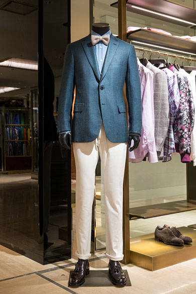 <strong>BRIONI｜ブリオーニ</strong><br><br />ジャケット51万8400円、シャツ4万9680円、パンツ7万5600円、ボウタイ1万9440円