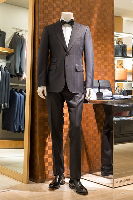 <strong>DUNHILL｜ダンヒル</strong><br><br />スーツ42万8760円、シャツ5万7240円、ボウタイ1万9440円、シューズ 参考商品
