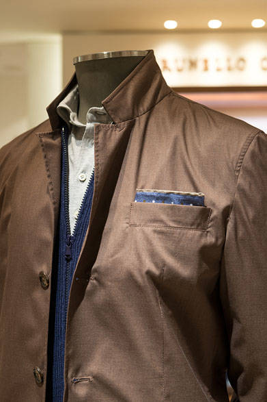 <strong>BRUNELLO CUCINELLI｜ブルネロ クチネリ</strong><br><br>着こなしテーマはリラクシング。ペーパータッチのジャケットは、ウール・シルクに強く撚りをかけた撥水仕様。春先の暖かい日には手に持っても軽く、シワになりにくいので、いろいろなシーンで活躍する。ジップアップカーディガンは限定カラー。ポロシャツのライトグレーは、オンリー・エムアイ（新宿店・銀座店）限定。ジャケット28万6200円、ニット14万4720円、ポロシャツ6万4800円、パンツ9万9360円