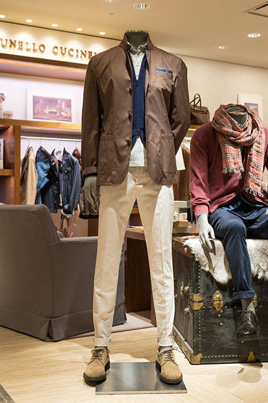 <strong>BRUNELLO CUCINELLI｜ブルネロ クチネリ</strong><br><br />ジャケット28万6200円、ニット14万4720円、ポロシャツ6万4800円、パンツ9万9360円、シューズ 参考商品