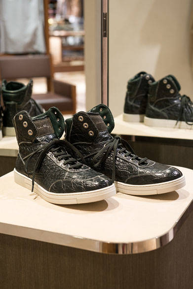 <strong>SALVATORE FERRAGAMO｜サルヴァトーレ フェラガモ</strong><br><br>3月4日（水）より日本では普段取り扱いのないカラーやデザインのスニーカー15種類を集めた「スニーカー・コレクション」を開催するサルヴァトーレ フェラガモ。トレンドのハイカットのデザインに、希少なクロコダイルを使った魅惑的なラグジュアリースニーカーも登場。スニーカー46万4400円（受注販売）