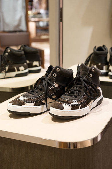 <strong>SALVATORE FERRAGAMO｜サルヴァトーレ フェラガモ</strong><br><br />こちらはポニープリントのヘアリーカーフのハイカットのスニーカー。18万3600円（受注販売）