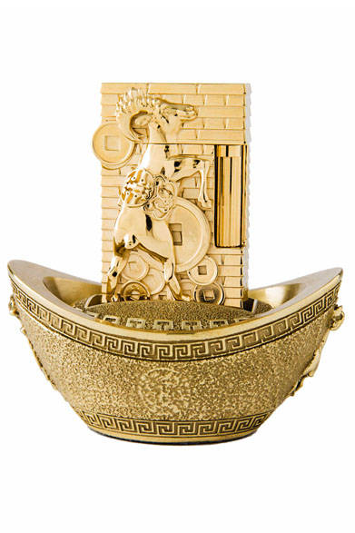 <strong>オート・クリエーション「ゴート プレミアム・コレクション」（世界限定88個／ブロンズ、イエローゴールド仕上げ）</strong><br />ゴート エクスクルーシブ コレクション ライター ＆ 台座 205万2000円（受注生産／注文から3カ月後発送）