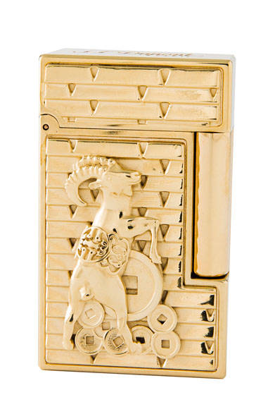 <strong>オート・クリエーション「ゴート プレステージ・コレクション」（世界限定288個／ブロンズ、純正黒漆、イエローゴールド仕上げ）</strong><br />ゴート プレステージ コレクション ライン2ライター 76万6800円（受注生産／注文から2カ月後発送）