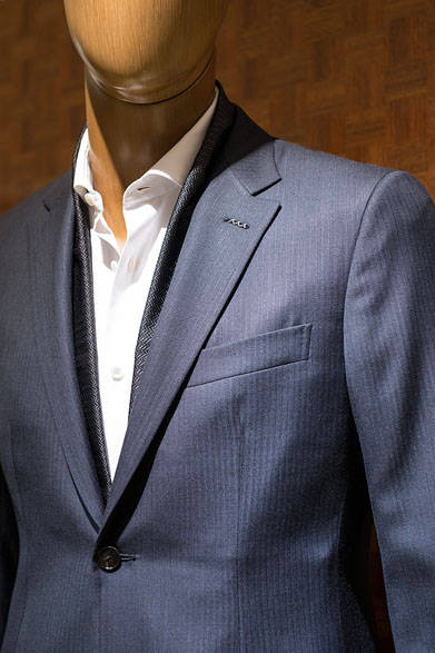 <strong>ERMENEGILDO ZEGNA｜エルメネジルド ゼニア</strong><br><br>ヘッドデザイナーのステファノ・ピラーティによる「クチュールコレクション」は、全国の百貨店で伊勢丹新宿店メンズ館のみの扱い。今回のテーマ「パーティシーン」に合わせた着こなしは、オンビジネスにも使えるスーツにシルクのストールを合わせるというコーディネート提案。スーツ64万440円、シャツ12万6360円、ストール3万9960円