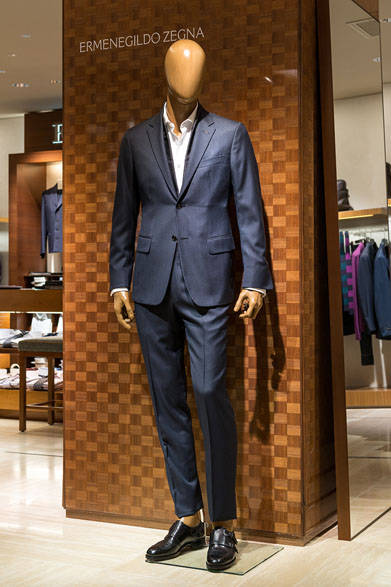 <strong>ERMENEGILDO ZEGNA｜エルメネジルド ゼニア</strong><br><br />スーツ64万440円、シャツ12万6360円、ストール3万9960円、シューズ18万5760円
