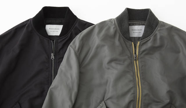 「現時点において考えられる最善を尽くしてリアルヴィンテージに近いものを作っていくが、シルエットはタイトにモダナイズして現代的なファッションに取り入れやすくする」を基本コンセプトに、「MARKAWARE（マーカウェア）」には同ブランドの定番となる人気のナイロンフライトジャケット「L-2B」の別注をかけた。ここ数年のトレンドとしてブルゾンに求められる全体に丸みのあるシルエット、ドロップショルダーが作り出すシルエットにモディファイ。さらにエポレットを外して、よりミニマルなデザインへと昇華させた<br>ジャケット各5万2400円（マーカウェア）