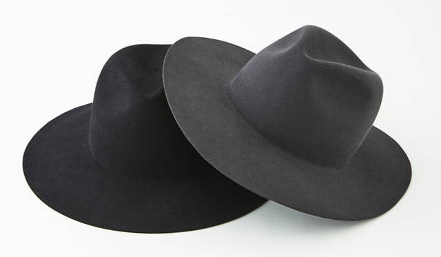 デザイナー佐藤一歩氏が手がける「COMESANDGOES（カムズアンドゴーズ）」と「Graphpaper」共作のハット。COMESANDGOESのオリジナルラインでも人気の高かったロングブリムハットをベースに、チェコ原産の毛の細い最高級ラビットファーを採用した逸品。ハット各2万1000円（カムズアンドゴーズ）