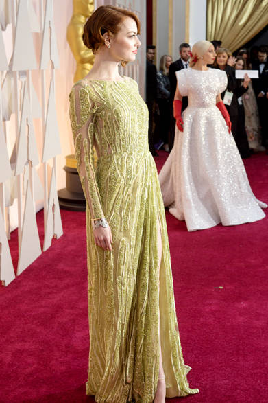 <strong>Tiffany & Co. <br>for  Emma Stone</strong><br><br>ロングスリーブドレスの袖口から覗くティファニーのカフブレスレット。