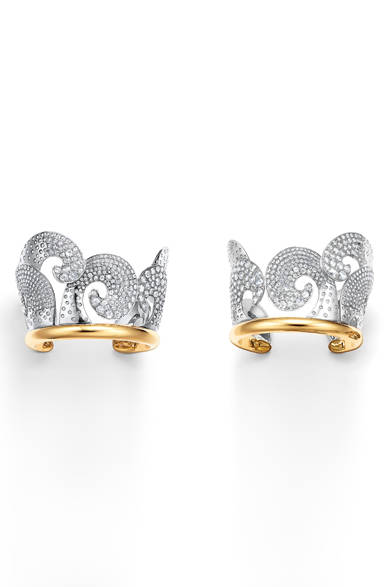 <strong>Tiffany & Co.｜ティファニー</strong><br><br>19世紀のジャパネスクデザインからインスパイアされたカフ<br><br>© Tiffany & Co.