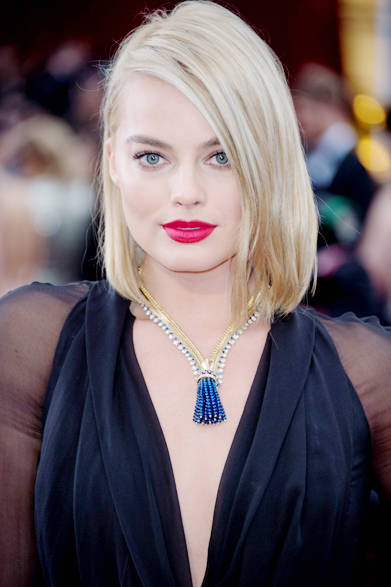 <strong>Van Cleef and Arpels <br>for Margot Robbie</strong><br><br>『ウルフ・オブ・ウォールストリート』のナオミ役で一躍スターの仲間入りを果たしたマーゴット・ロビー。彼女の胸元には、贅沢なヴァンクリーフアンドアーペスのネックレスが輝いていた。