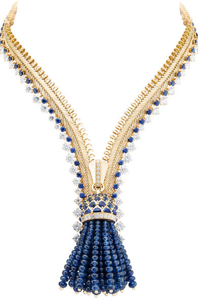 <strong>Van Cleef and Arpels ｜ヴァン クリーフ アンド アーペル</strong><br><br>「ジップ アンティーク コロンビン」は名前のとおり、ジッパーとして開閉ができる仕掛けをもつ。<br><br>© Van Cleef & Arpels