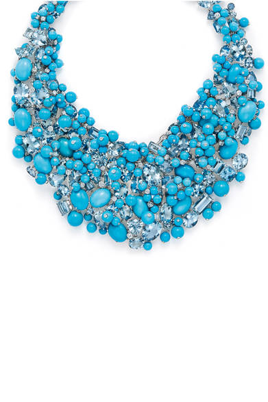<strong>Tiffany & Co. ｜ティファニー</strong><br><br>ターコイズ、アクアマリン、ダイヤモンドをふんだんにあしらったネックレス。<br><br>© Tiffany & Co.