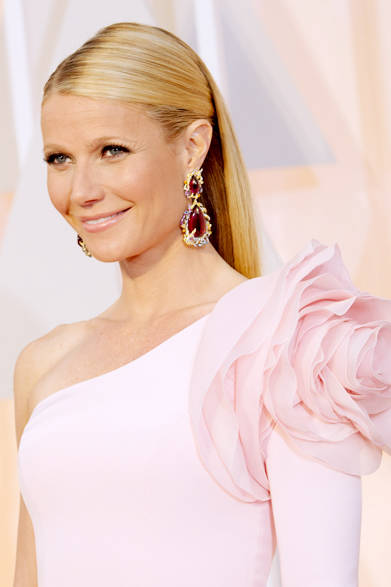 <strong>Anna Hu Haute Joaillerie <br>for Gwyneth Paltrow</strong><br><br>大粒のルベライトをゴールドの鳳凰が囲む個性的なイヤリングで登場したグウィネス。