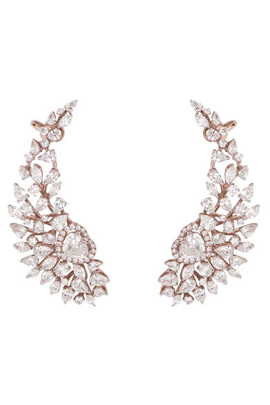 <strong>Forevermark｜フォーエバーマーク</strong><br><br>ハートシェイプのダイヤモンドを中央にセットし、たっぷりのダイヤモンドが散りばめたデザイン。<br><br>©Forevermark