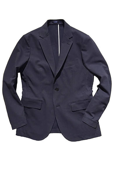 <strong>The Stylist Japan®｜ザ スタイリスト ジャパン®</strong><br><br>吸水速乾性とストレッチ性に優れたクールマックス®ファブリックを使用したテーラードジャケット。写真のネイビーのほか、黒も展開。サイズは、S、M、L、XLの4サイズが揃う。4万8600円