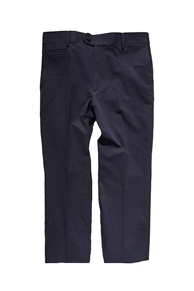 <strong>The Stylist Japan®｜ザ スタイリスト ジャパン®</strong><br><br>クールマックス®ファブリックを用いた、細身のシルエットのトラウザーズ。合わせやすいシンプルなデザインが特徴。写真のネイビーのほか、黒も展開。サイズは、S、M、L、XLの4サイズが揃う。2万1600円