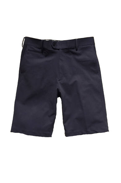 <strong>The Stylist Japan®｜ザ スタイリスト ジャパン®</strong><br><br>クールマックス®ファブリックのショートパンツ。アクティブなシーンでも活躍する一着。写真のネイビーのほか、黒も展開。サイズは、S、M、L、XLの4サイズが揃う。1万9440円