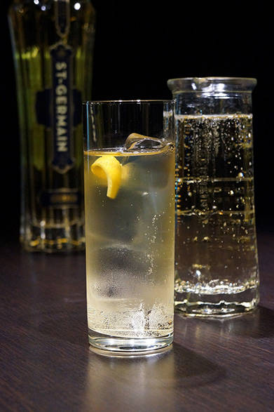 <strong>MBFWT Designers' Cocktail Runway Vol.5</strong> サンジェルマンのほのかな甘みとレモンの酸味があわさった爽やかな「MBFWTオフィシャルカクテル（サンジェルマン カクテル）」。