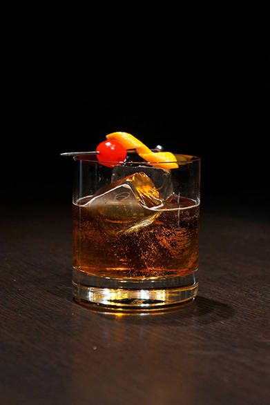 <strong>MBFWT Designers' Cocktail Runway Vol.5</strong> ロックなイメージのあるアメリカのバーボンと上品なフランスのトリュフオイルを組み合わせ、マルティーニロッソの赤で情熱的に仕上げた「Valentine」（「CHRISTIAN DADA」のオリジナルカクテル）