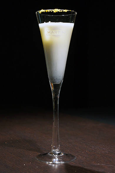 <strong>MBFWT Designers' Cocktail Runway Vol.5</strong> ヴェルモットのほのかな甘みとミルク、アーモンドのフレバーの相性がよい「Metropolitan Nomad」（「YUMA KOSHINO」のオリジナルカクテル）