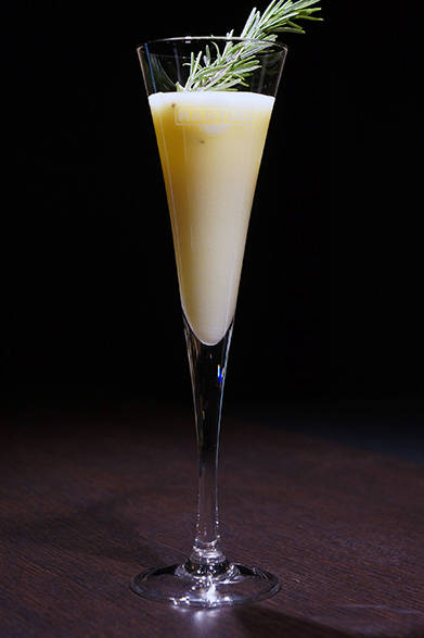 <strong>MBFWT Designers' Cocktail Runway Vol.5</strong> ヴェルモットとパイナップルの甘酸っぱさがミルクと調和した懐かしさのあるカクテル「New York – Fusion & Coexistence」（「HANAE MORI」のオリジナルカクテル）