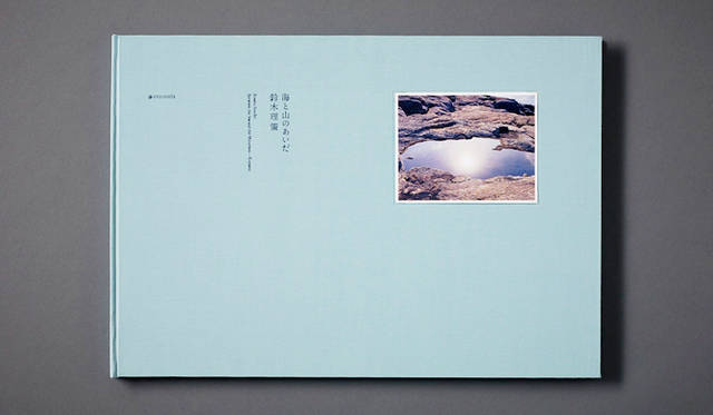<br /><strong>『海と山のあいだ スペシャルエディション』</strong><br />『鈴木理策写真展 意識の流れ』の開催を記念して発売された、未発表の新作を含め鈴木理策さんがライフワークとして8×10の大型カメラでとらえてきた故郷・熊野の現影が収められた大判写真集に加え、本人による8×10インチの手焼きのプリント1点（イメージ3点より1点選択可能）、直筆サインとシリアルナンバー入り。100部限定（8万6400円）。ギャラリー小柳／Tel. 03-3561-1896