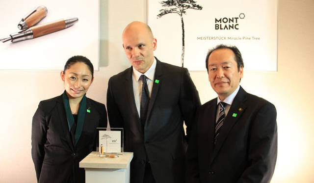 2月25日に、安藤美姫さんをゲスト迎えて、陸前高田市で記者発表会を開催。中央は、マキシム・アラール氏（モンブランジャパンCEO）