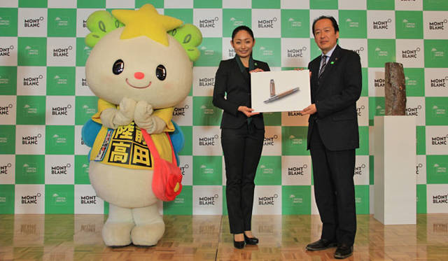 左から、ゆめちゃん（陸前高田市公認キャラクター）、安藤美姫さん、戸羽 太氏（陸前高田市市長）