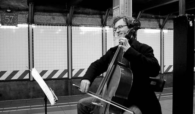 街角で、地下鉄で、さまざまな演奏家がバッハを演奏する