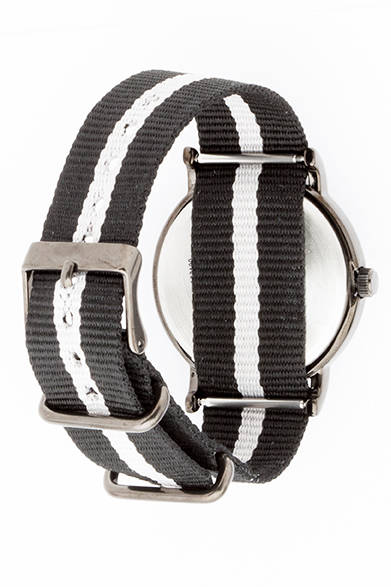 シックな配色のストラップは、さまざまなコーディネートに合わせやすい一本に仕上がっている