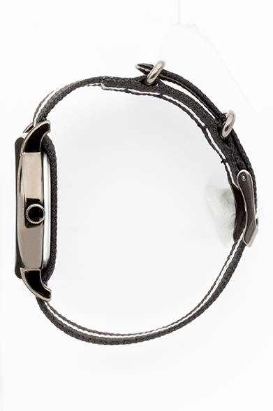 ケースは真鍮。シックなデザインで、上品な雰囲気を放つ