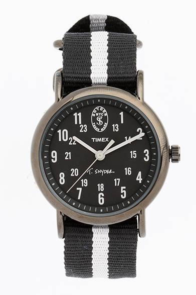 今回のコラボレーションでは、12時の位置にトッド スナイダーのロゴマークを配置するため、タイメックスのロゴを通常よりも下に持ってきている