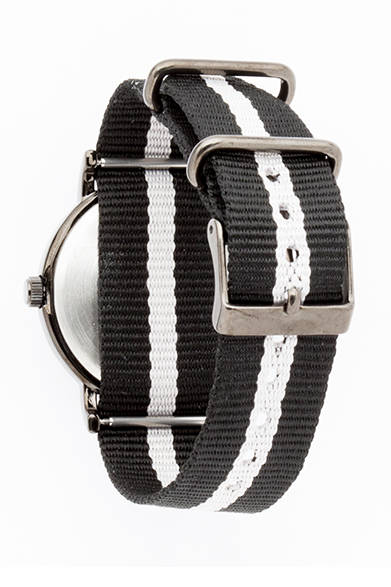 今回のベースであるタイメックスの「ウィークエンダー セントラルパーク」と同様、ストラップにはナイロン製のものを採用