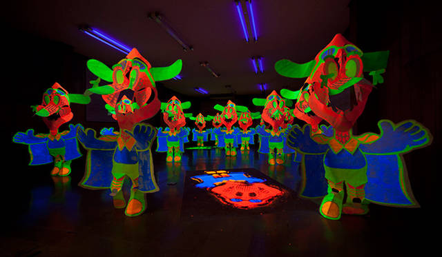 山下拓也<br /> 雨に散る油 feat.横浜の<br /> 2013<br /> 展示室の床、ブラックライト、蛍光塗料、和紙、テグス <br />Courtesy of TALION GALLERY