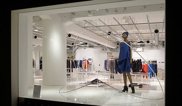 <strong>ISSEY MIYAKE INC. </strong><br />「ELTTOB TEP ISSEY MIYAKE（エルトブ テップ イッセイ ミヤケ）」と「REALITY LAB. ISSEY MIYAKE（リアリティ・ラボ イッセイ ミヤケ）」にて特別ディスプレイを展開