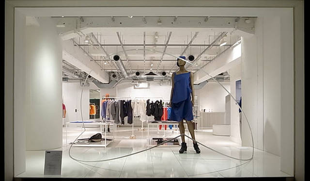 <strong>ISSEY MIYAKE INC. </strong><br />「ELTTOB TEP ISSEY MIYAKE（エルトブ テップ イッセイ ミヤケ）」と「REALITY LAB. ISSEY MIYAKE（リアリティ・ラボ イッセイ ミヤケ）」にて特別ディスプレイを展開