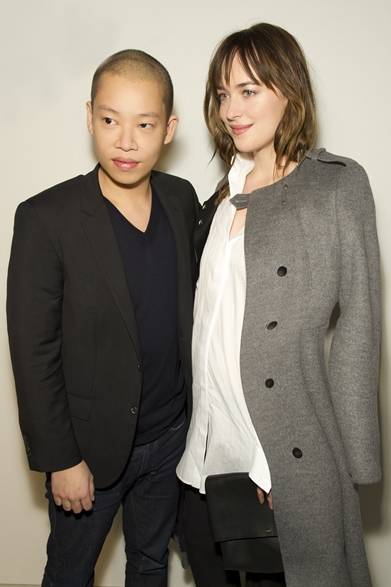 （左より）Jason Wu & Dakota Johnson｜ジェイソン・ウー＆ダコタ・ジョンソン</br></br>ボスのファッションショー会場・ニューヨーク