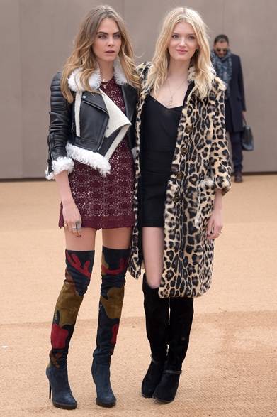 Cara Delevingne & Lily Donaldson｜カーラ・デルヴィーニュ＆リリー・ドナルドソン</br></br>バーバリー プローサムのファッションショー会場・ロンドン
